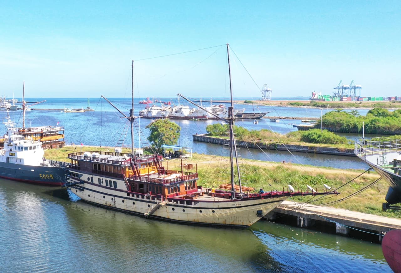 Docking repair KLM. Malayeka milik PT. Paradise Cruises
