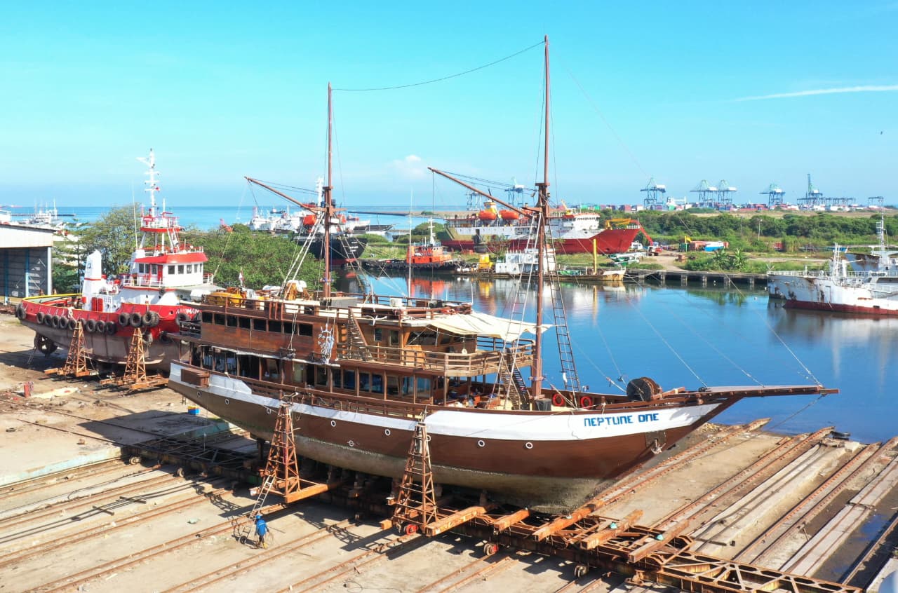 Docking Repair KLM. Neptune One milik Neptune Libeaboards Indonesia