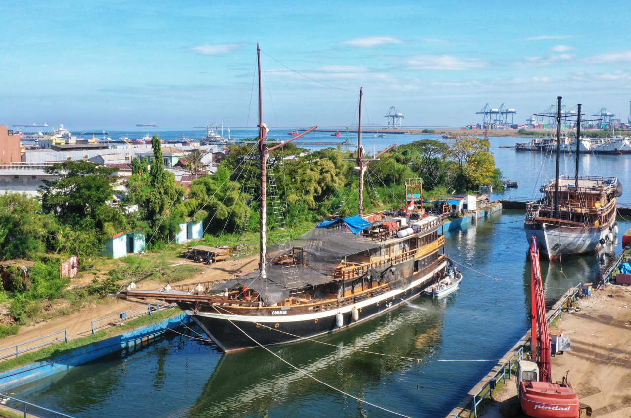 Docking repair KLM. Coralia milik PT. Ocean Cruises Indonesia