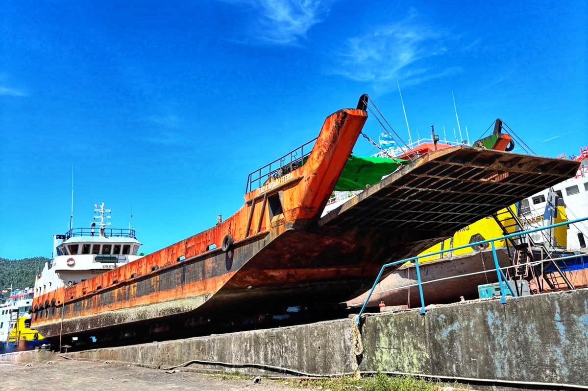 Docking repair kapal LCT. Cahaya Dana Fitria milik PT Thanaga Samudera Line
