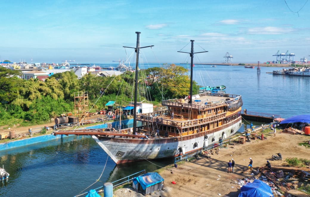 Docking repair KLM. Coralia Dua milik PT. Ocean Cruises Indonesia