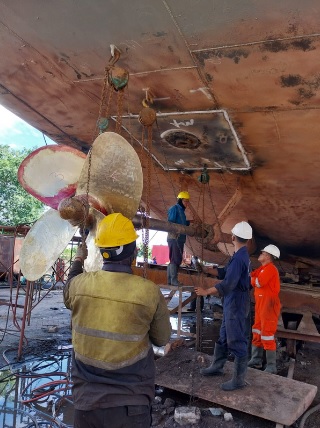 Proses pemasangan shaft propeller/poros baling-baling KMP. Cakalang