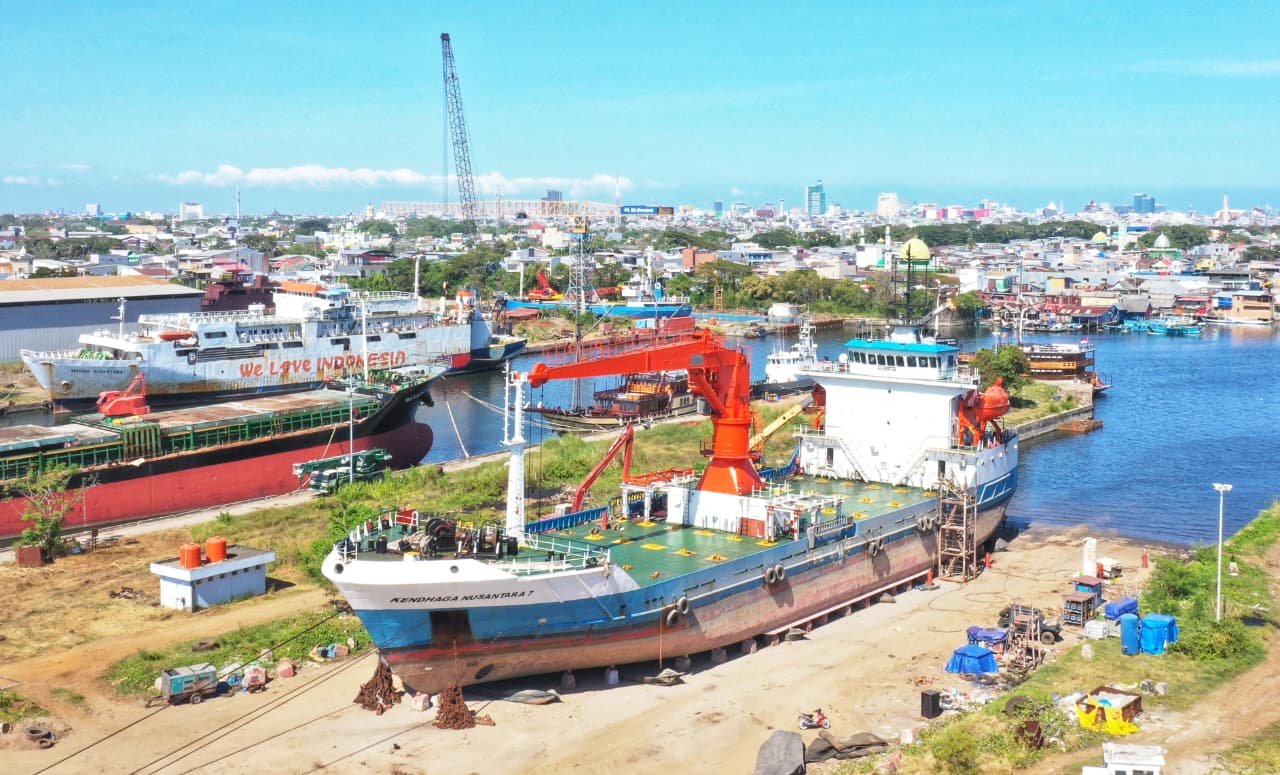 Docking repair KM Kendhaga Nusantara 7 di fasilitas Airbag PT IKI (Persero) Unit Galangan Makassar