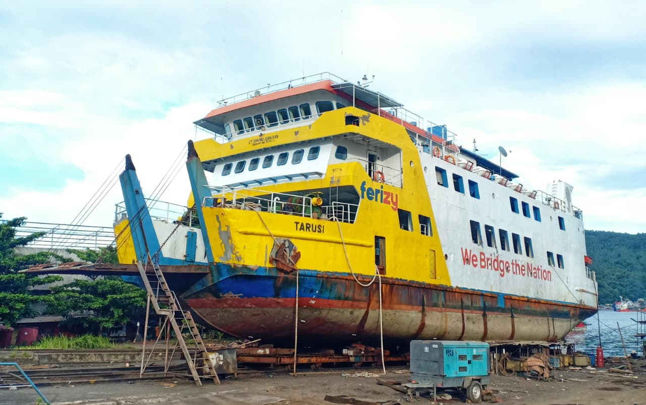 Docking repair KMP Tarusi milik PT ASDP Indonesia Ferry (Persero) Cabang Bitung