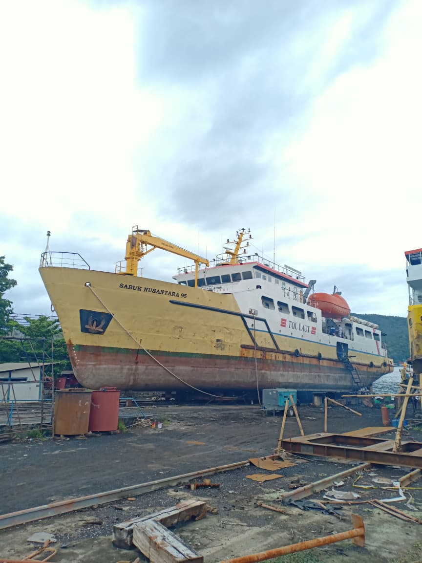 Docking repair kapal KM Sabuk Nusantara 95 di fasilitas Slipway II PT IKI (Persero) Unit Galangan Bitung