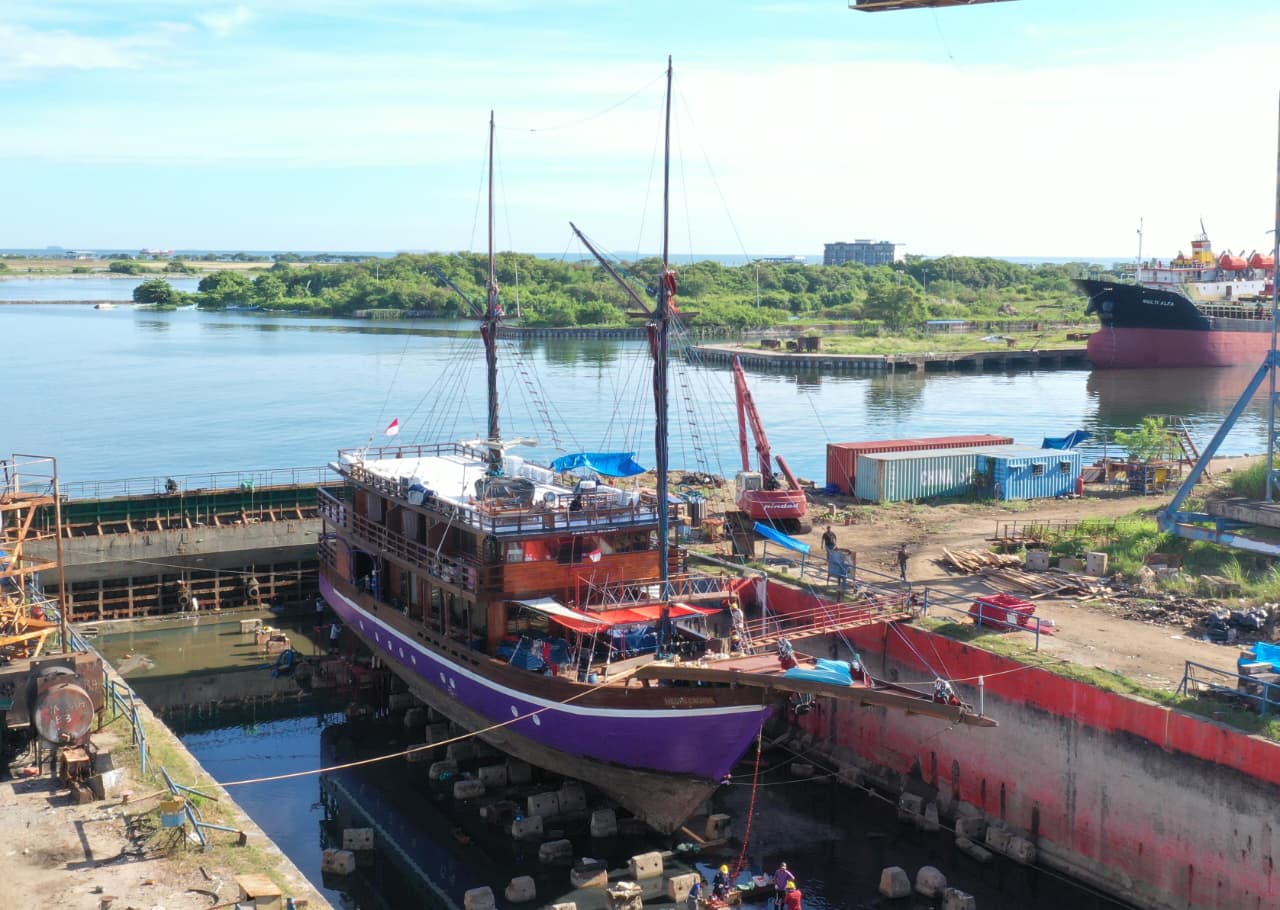 Docking Repair KM. Neomi Cruise milik PT Bahari Indonesia Raya