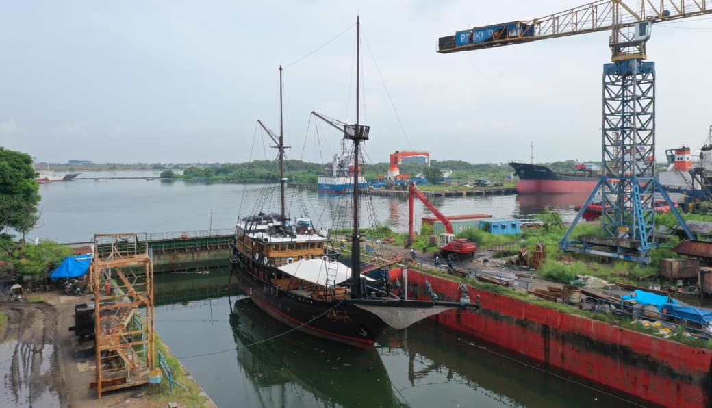 Docking repair KLM. EL ALEPH milik PT East Monsoon Cruising